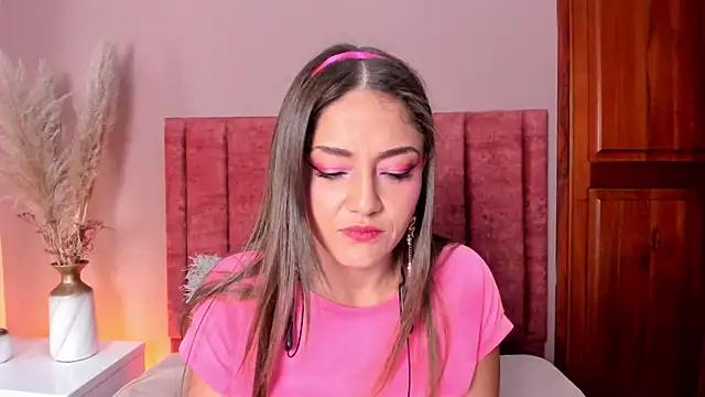 Snapshot of EloiseQuinn chatting on November 2025 01:58:02 PM EloiseQuinn online show from November 2025 01:58:02 PM