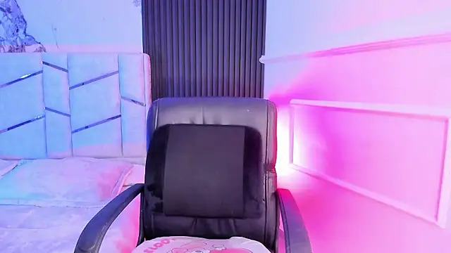 daniiphoeniixx online show from February 2026 11:43:02 AM