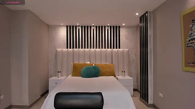 NiaSalvatore online show from September 2025 04:52:02 PM