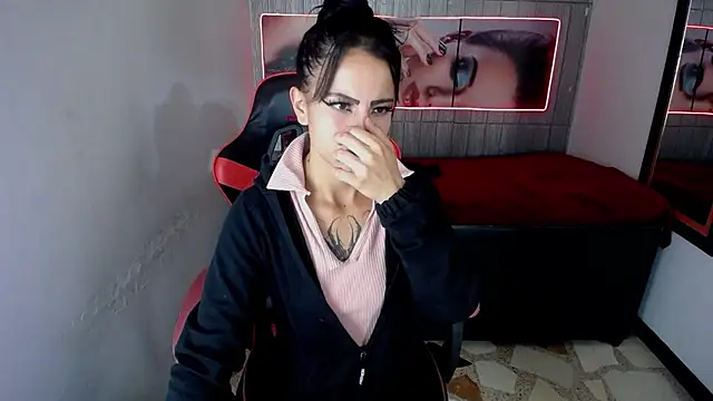 Snapshot of Anniee_x chatting on December 2025 01:07:01 PM Anniee x online show from December 2025 01:07:01 PM