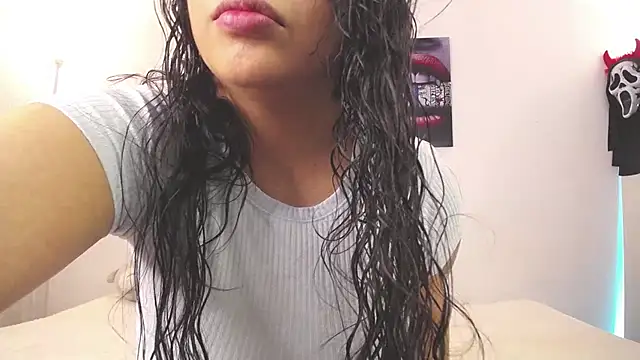 downsonMia online show from February 2025 11:17:01 PM