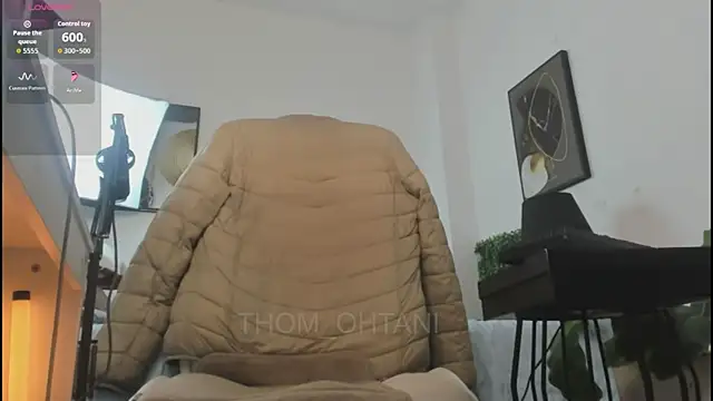 Snapshot of Thom_Ohtani chatting on May 2026 01:34:01 AM Thom Ohtani online show from May 2026 01:34:01 AM