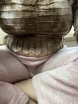 Snapshot of Red-Magic-25 chatting on February 2025 07:27:02 AM Red-Magic-25 online show from February 2025 07:27:02 AM