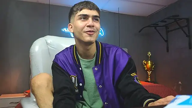 Tommy18   online show from February 2025 06:19:01 AM