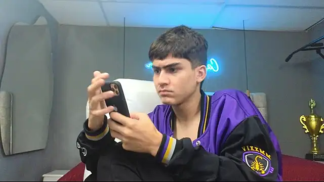 Tommy18   online show from February 2025 10:15:02 AM