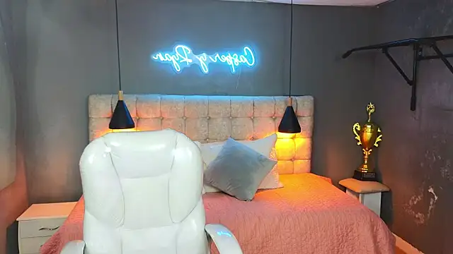 Tommy18   online show from March 2025 12:12:01 PM