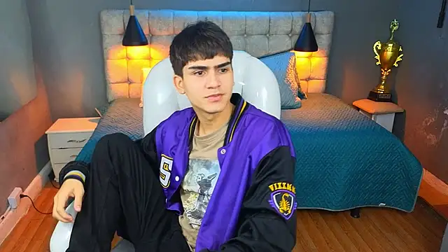 Tommy18   online show from March 2025 06:42:02 AM