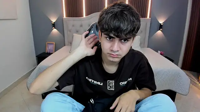 Tommy18   online show from December 2025 03:47:01 AM