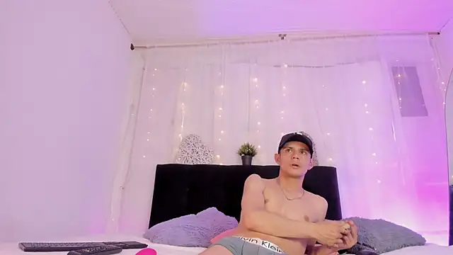 Snapshot of Bonny_and_carrot chatting on October 2025 07:13:02 PM Bonny and carrot online show from October 2025 07:13:02 PM