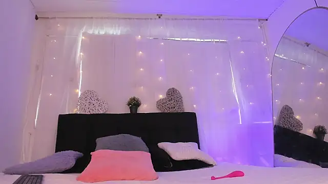 Snapshot of Bonny_and_carrot chatting on November 2025 05:12:01 PM Bonny and carrot online show from November 2025 05:12:01 PM