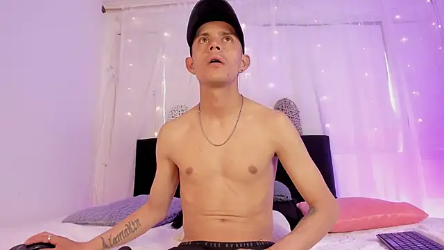 Snapshot of Bonny_and_carrot chatting on November 2025 07:14:01 PM Bonny and carrot online show from November 2025 07:14:01 PM