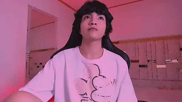 AllanYong18 online show from March 2025 12:40:02 PM