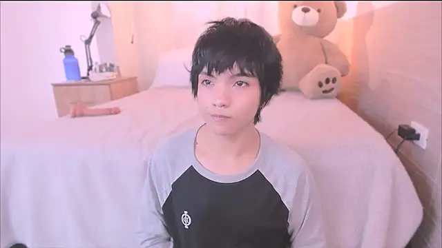 AllanYong18 online show from September 2025 02:18:02 PM