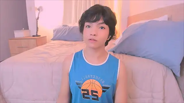 AllanYong18 online show from December 2025 10:35:01 AM