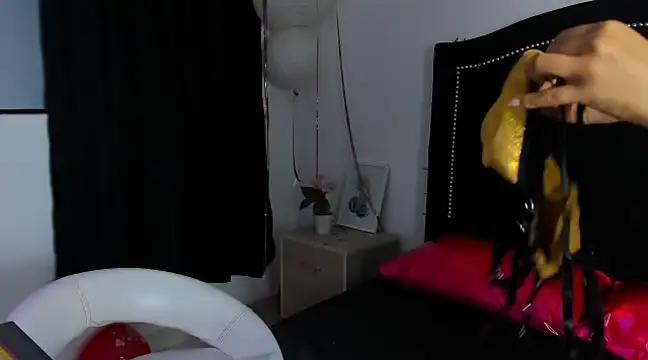 Snapshot of Cleo_Hott chatting on February 2025 04:03:02 AM Cleo Hott online show from February 2025 04:03:02 AM