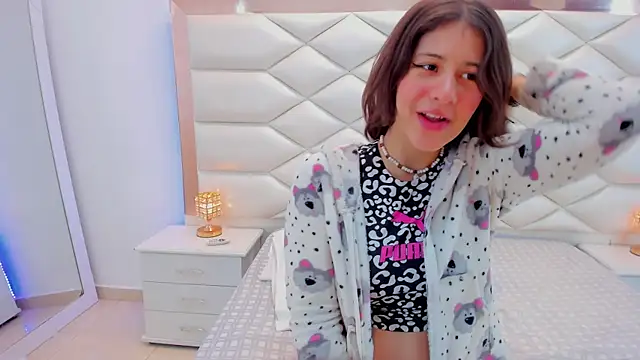 Snapshot of MiaQueen021 chatting on January 2025 12:27:02 PM MiaQueen021 online show from January 2025 12:27:02 PM