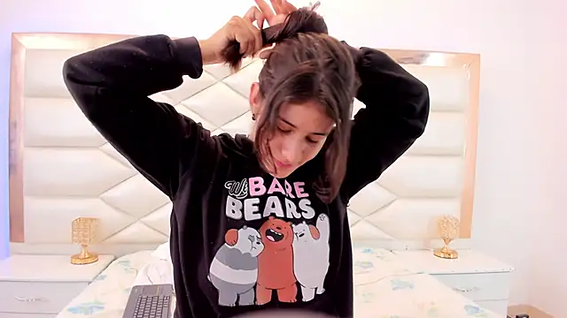 Snapshot of MiaQueen021 chatting on January 2025 06:32:02 PM MiaQueen021 online show from January 2025 06:32:02 PM