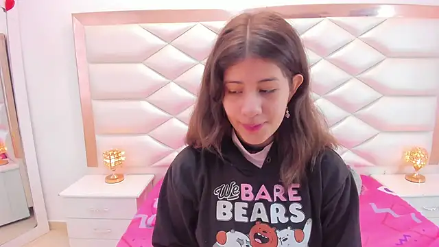 Snapshot of MiaQueen021 chatting on March 2025 12:28:01 PM MiaQueen021 online show from March 2025 12:28:01 PM