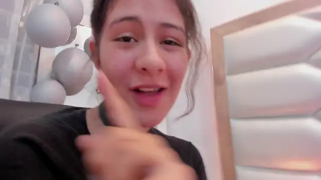 Snapshot of MiaQueen021 chatting on March 2025 12:58:02 AM MiaQueen021 online show from March 2025 12:58:02 AM