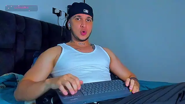 Snapshot of austinoficial chatting on May 2026 01:00:01 AM austinoficial online show from May 2026 01:00:01 AM