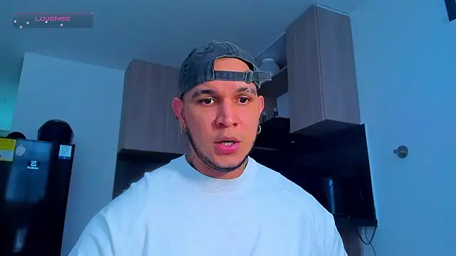 Snapshot of austinoficial chatting on May 2026 09:44:02 PM austinoficial online show from May 2026 09:44:02 PM
