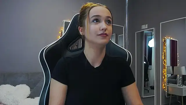 Snapshot of Eva_Lovvia_ chatting on January 2025 06:31:01 PM Eva Lovvia  online show from January 2025 06:31:01 PM