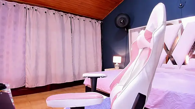 Snapshot of Alondra_Cutie chatting on January 2025 06:21:01 PM Alondra Cutie online show from January 2025 06:21:01 PM