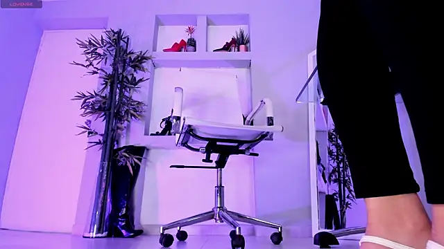 hannah howeell   online show from January 2025 12:17:01 PM