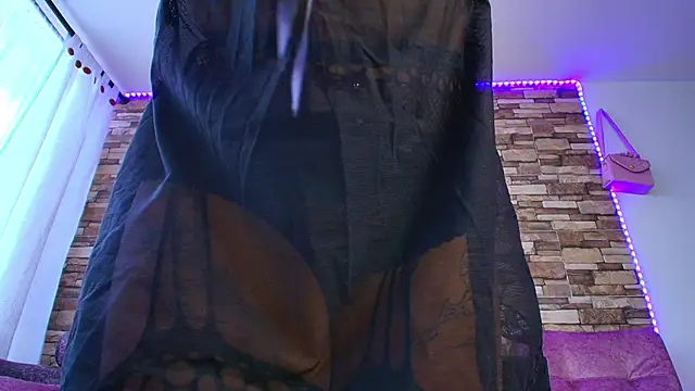 Snapshot of MiaFlamesxxx chatting on November 2025 09:14:01 PM MiaFlamesxxx online show from November 2025 09:14:01 PM