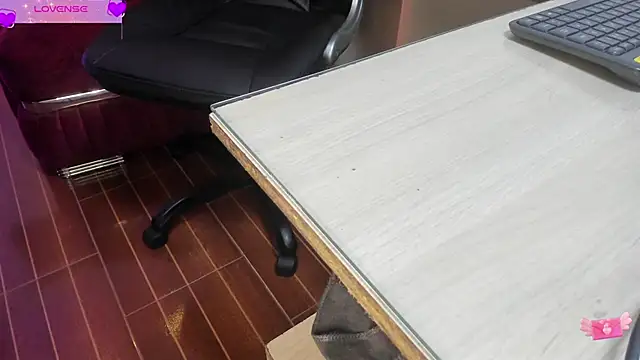 Snapshot of VioletParkker chatting on February 2025 11:32:02 AM VioletParkker online show from February 2025 11:32:02 AM