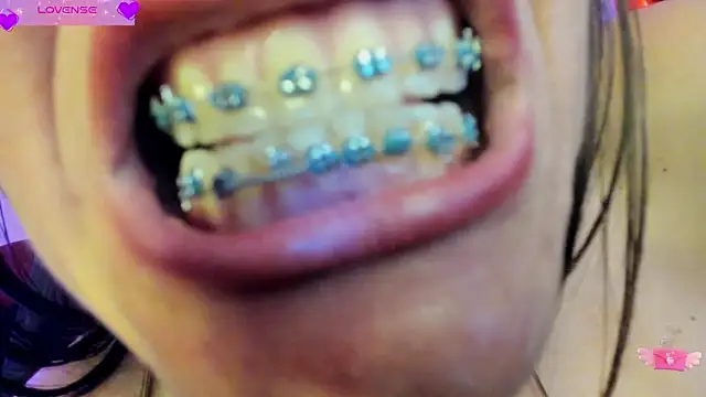 Snapshot of VioletParkker chatting on February 2025 02:33:01 PM VioletParkker online show from February 2025 02:33:01 PM