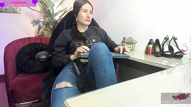 Snapshot of VioletParkker chatting on February 2025 11:33:01 AM VioletParkker online show from February 2025 11:33:01 AM