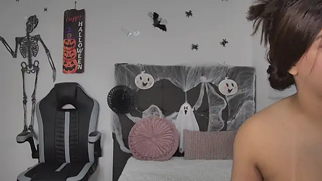 Snapshot of AmandaBrooks_18 chatting on October 2025 12:55:01 AM AmandaBrooks 18 online show from October 2025 12:55:01 AM