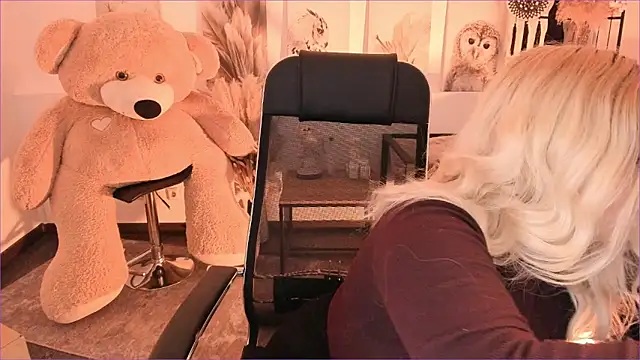 DiaAngell online show from December 2025 07:43:02 PM