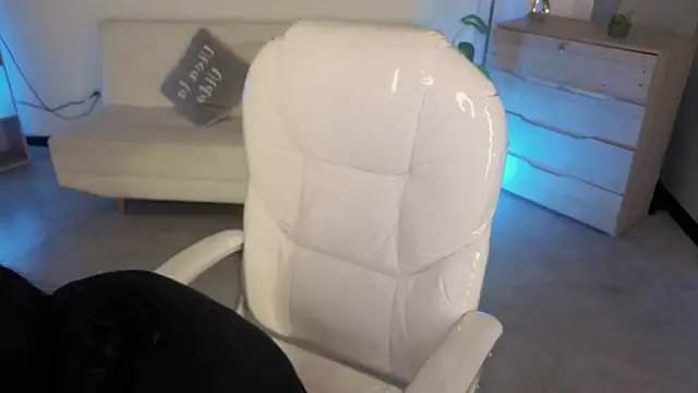 Nicole Foxx  online show from December 2025 07:43:02 PM