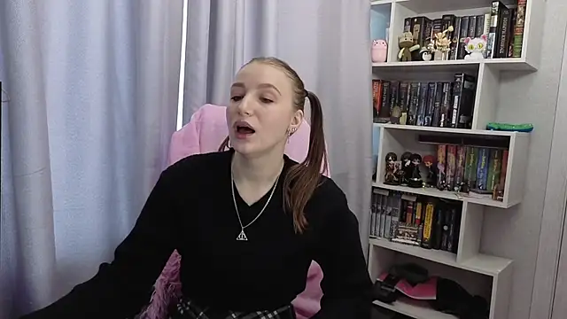 Snapshot of LillyFan-X chatting on September 2025 04:23:02 AM LillyFan-X online show from September 2025 04:23:02 AM