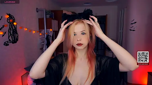 LynetHakes online show from October 2025 04:12:01 AM