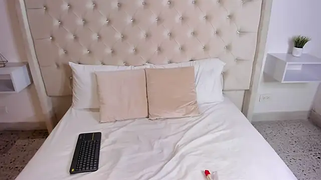 Snapshot of bella_bloomg chatting on February 2025 10:48:01 PM bella bloomg online show from February 2025 10:48:01 PM