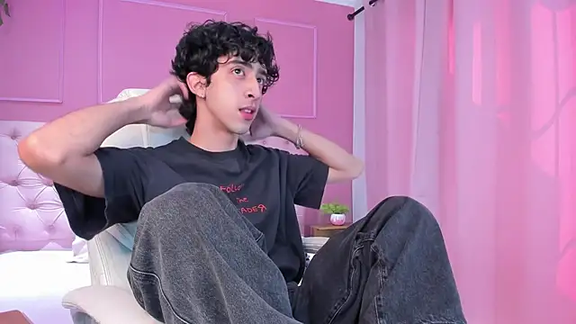 Snapshot of Alezzandro_ chatting on January 2025 02:14:01 PM Alezzandro online show from January 2025 02:14:01 PM