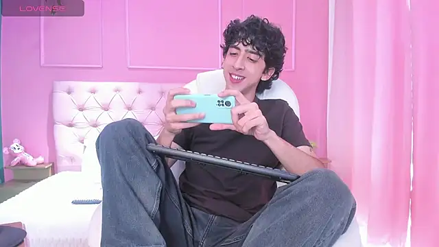 Snapshot of Alezzandro_ chatting on January 2025 02:28:01 PM Alezzandro online show from January 2025 02:28:01 PM