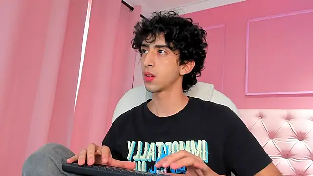 Snapshot of Alezzandro_ chatting on January 2025 08:07:01 PM Alezzandro online show from January 2025 08:07:01 PM