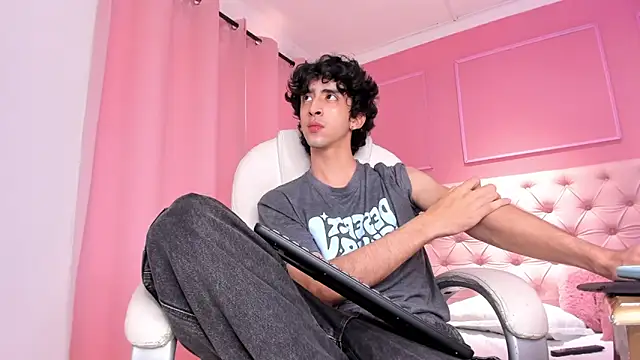 Snapshot of Alezzandro_ chatting on January 2025 08:46:01 PM Alezzandro online show from January 2025 08:46:01 PM