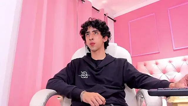 Snapshot of Alezzandro_ chatting on February 2025 05:45:01 PM Alezzandro online show from February 2025 05:45:01 PM