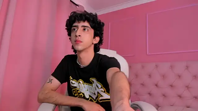 Snapshot of Alezzandro_ chatting on February 2025 08:04:01 PM Alezzandro online show from February 2025 08:04:01 PM