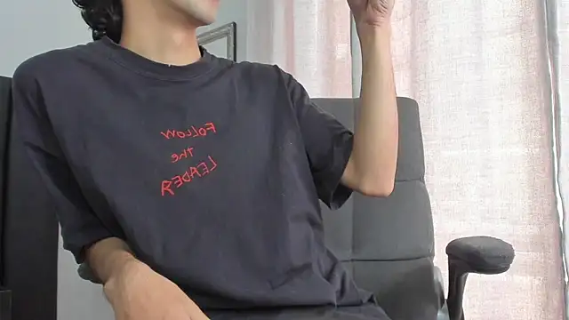 Snapshot of Alezzandro_ chatting on February 2025 02:54:01 PM Alezzandro online show from February 2025 02:54:01 PM