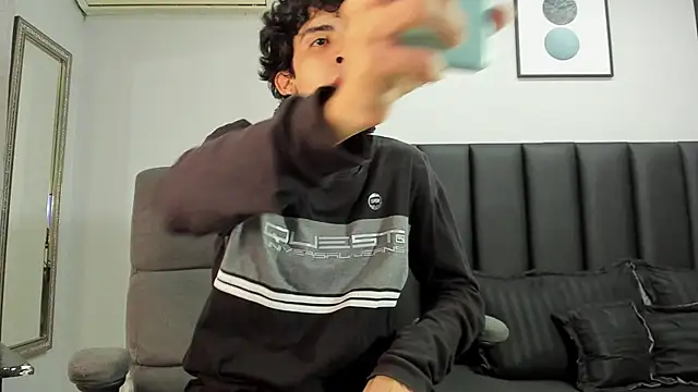 Snapshot of Alezzandro_ chatting on February 2025 02:44:01 PM Alezzandro online show from February 2025 02:44:01 PM