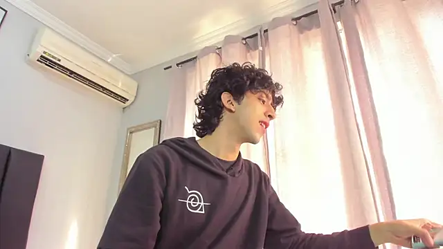 Snapshot of Alezzandro_ chatting on February 2025 02:26:01 PM Alezzandro online show from February 2025 02:26:01 PM