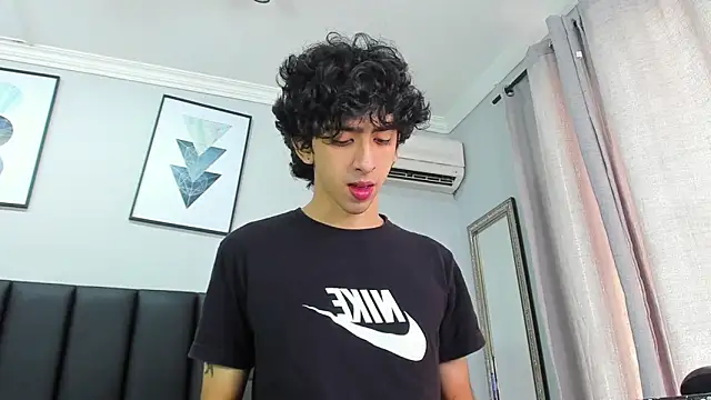 Snapshot of Alezzandro_ chatting on February 2025 02:23:02 PM Alezzandro online show from February 2025 02:23:02 PM