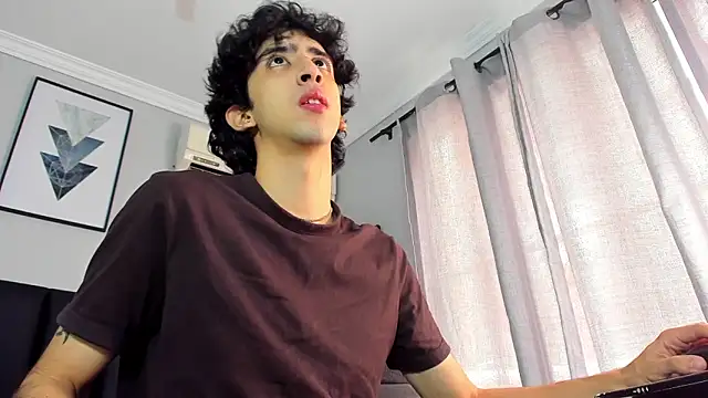 Snapshot of Alezzandro_ chatting on February 2025 02:35:02 PM Alezzandro online show from February 2025 02:35:02 PM