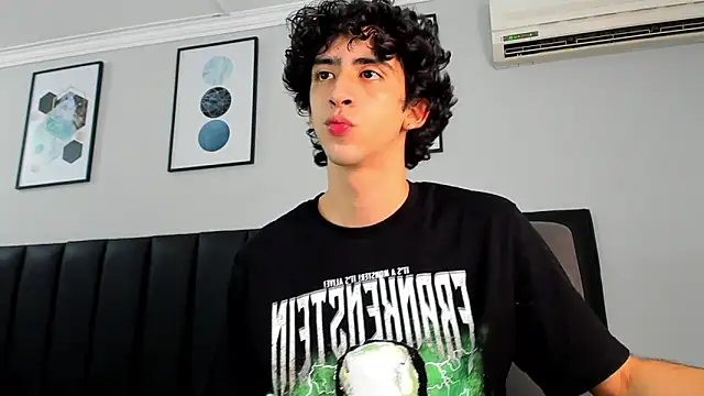 Snapshot of Alezzandro_ chatting on February 2025 02:04:01 PM Alezzandro online show from February 2025 02:04:01 PM